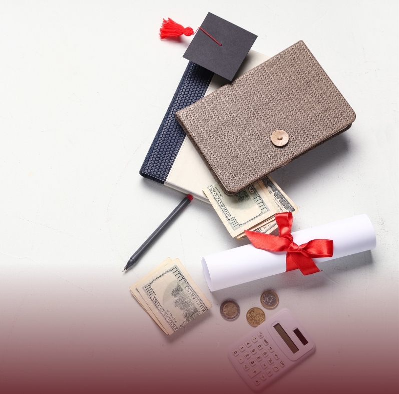 รูปภาพสัญลักษณ์ความสำเร็จและการวางแผนการเงิน: หมวกรับปริญญาขนาดเล็กบนสมุดบันทึก, ใบปริญญาพร้อมโบแดง, เงินดอลลาร์, เหรียญ, เครื่องคิดเลข, และปากกา บนพื้นหลังสีขาว เป็นภาพประกอบที่แสดงถึงความน่าเชื่อถือของการวิเคราะห์โครงสร้างค่าเทอมของโรงเรียนนานาชาติโดย Insight Inter